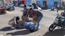 El chofer de la unidad de alquiler no respetó un señalamiento de ALTO y se atravesó de manera imprudente a la motociclista