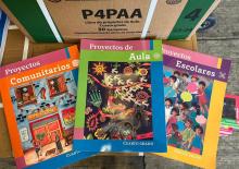 Por falta de libros de texto, padres tienen que comprar más material escolar