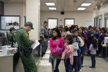 "Liberan" a 8 mil migrantes en San Diego; ciudad declara crisis humanitaria