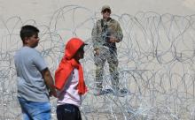 Cerca de 300 migrantes declararon haber sido disueltos violentamente por guardias de los Estados Unidos.