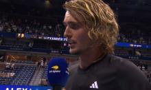Zverev pausó su duelo para expresar su molestia. El aficionado fue echado de la cancha.