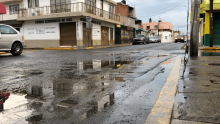 Baches en calle mojada
