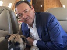 Hombre acusa a Kevin Spacey de presionarlo para hacerle favores íntimos