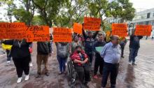 Comerciante del tianguis de los muertitos protestando frente a Palacio Municipal 