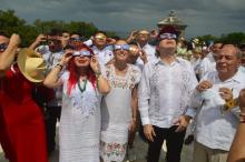 Morena aprovecha el eclipse para promocionar a su candidata