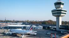 Francia continúa realizando medidas preventivas y evacuaciones en una quincena de aeropuertos tras las amenazas de bombas, incluyendo el desalojo del Palacio de Versalles por quinta vez consecutiva en estos últimos días. El complejo turístico continúa informando a sus visitantes en redes sociales que los cierres han sido por “razones de seguridad”, y optarán por reabrir sus puertas hasta verificar que las condiciones sean aptas. Con respecto a los aeropuertos, un portavoz de la Dirección General de la Aviac