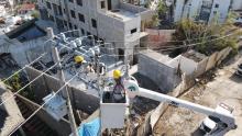 Pobladores de Acapulco retienen a empleados de la CFE para exigir restablecimiento del servicio