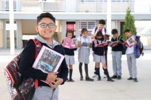 Niño con libros de texto 