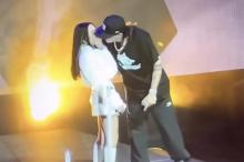 Peso Pluma y Nicki Nicole se besan en concierto