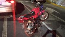 Los autos estaban detenidos por indicaciones del semáforo y el motociclista quiso avanzar entre las unidades