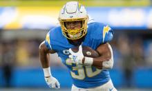 Austin Ekeler con sus dos anotaciones lideró a su equipo a la victoria.