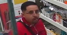 Una cámara de seguridad captó el momento en el que robó un producto de una farmacia dermatológica