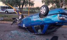 Circulaba a exceso de velocidad e impactó un poste de alumbrado púbico en el camellón central