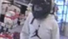 Un cliente que estaba en el mostrador también fue despojado de su teléfono celular