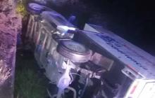 El conductor perdió el control de la camioneta que terminó fuera de la carretera en una canaleta