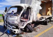 Dos tráileres terminaron fuera de la carretera y un tercer camión sufrió severos daños 