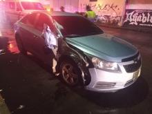Un auto fuera de control impactó un contenedor de basura y luego salió proyectado contra el peatón 