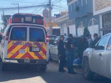 Al subir material a la azotea de un segundo piso, tocó por accidente el tendido eléctrico y sufrió una aparatosa caída