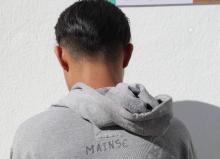 Es un menor de edad que tiene 17 años y el cual está a disposición de un Juez especial
