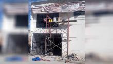 Al subir arena a la segunda planta, tocó por accidente los cables de energía eléctrica y se desplomó