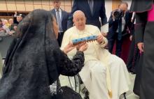 Gobernadora de Quintana Roo le regala al papa Francisco una réplica del Tren Maya