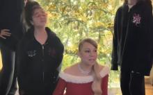 Hijos de Mariah Carey expresan que están "hartos" del tema navideño de su mamá 