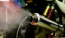 Se quedó dormido con el motor de su motocicleta encendida en Jaltomate