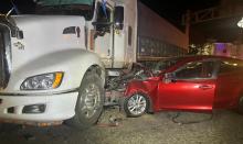 El auto quedó incrustado en el costado de la pesada unidad 