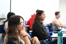 Universitarios por egresar pueden acceder a beca de $3 mil mensuales