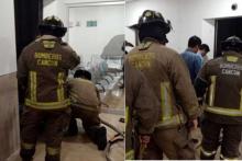 El trabajador logró salir ileso del elevador.