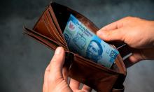 Cartera con billete de $20