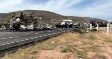 Un muerto calcinado y un desaparecido, el saldo del choque frontal entre dos tráileres