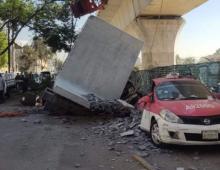 Colapsa parte del Tren Interurbano México-Toluca sobre dos vehículos