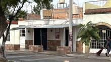 La víctima se metió al establecimiento para ponerse a salvo, pero su agresor lo persiguió y atacó sin importar que hubiera testigos de por medio.
