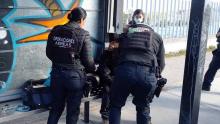 Motociclista resulta herido al estrellarse contra la estructura de una para de camión