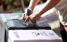 Persona emitiedo su voto