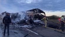 Choque de autobus y trailer deja 22 muertos y múltiples heridos calcinados por incendio