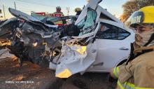 La pesaba unidad bajó la velocidad para utilizar un retorno, pero el auto que venía atrás se desplazaba a exceso de velocidad