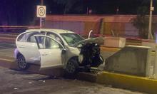 El motor de su auto terminó en los asientos del conductor y copiloto tras el violento choque
