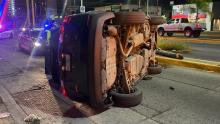 Quedó atrapada en el vehículo, pero tras ser rescatada se confirmó que no sufrió lesiones