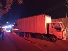 Dicho vehículo fue embestido por un tractocamión fuera de control, cuyo conductor se dio a la fuga