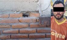 Apenas había dañado un ladrillo cuando aparecieron los uniformados