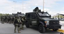 Se decomisaron 12 armas largas, cartuchos y una variedad de cargadores.
