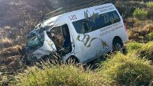 Dos lesionados tras caer una combi a un desnivel en la 45 sur