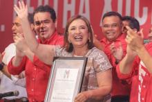 XOCHITL GALVEZ RECIBE CONSTANCIA