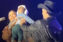 Yuridia presenta públicamente a su hijo Benicio