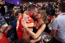 Taylor Swift y Travis Kelce se besan y celeb