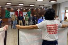 Manifestantes con autoridades
