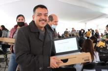 Maestro con computadora 