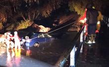 El vehículo quedó varado debido a que el agua casi cubrió por completo el cofre